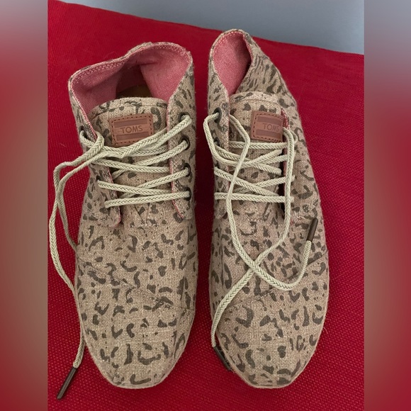 NIB TOM’s Desert Botas Snow Leopard Booties - Picture 1 of 7